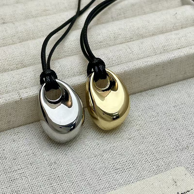 Vintage Fashion Trends 2026 - Collar coreano de cuerda negra con